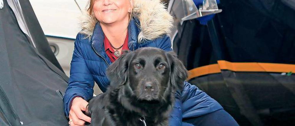 Am Ruder. Yachthafen-Chefin Maria Ruge auf ihrem eigenen Boot.