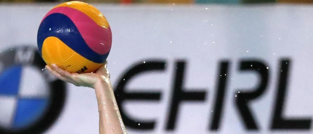 Feines Händchen. Das ist beim Wasserball gefragt.
