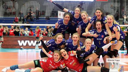 Ein Moment zum Genießen. In einem spannenden Match gewann der SC Potsdam nach über zwei Stunden Spieldauer mit 3:2 beim Dresdner SC - und bejubelten das ausgelassen. Für das nun bevorstehende Heimspiel der Viertelfinalserie wollen die SCP-Verantwortlichen ein große Kulisse.