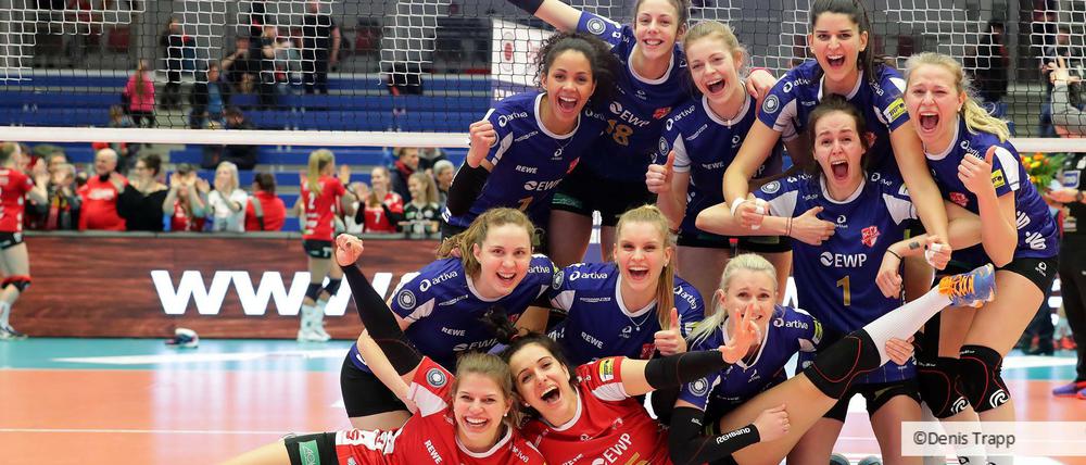Ein Moment zum Genießen. In einem spannenden Match gewann der SC Potsdam nach über zwei Stunden Spieldauer mit 3:2 beim Dresdner SC - und bejubelten das ausgelassen. Für das nun bevorstehende Heimspiel der Viertelfinalserie wollen die SCP-Verantwortlichen ein große Kulisse.