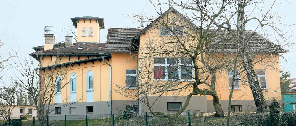 Verblasster Charme. Die Villa am Glindower See hat eine wechselvolle Geschichte. Sie wurde viele Jahre lang als Krankenhaus genutzt, mit eigener Entbindungsstation. Dort wurden Ruhr- und Gelbsuchterkrankte geheilt. Von 1963 bis 2002 diente das Gebäude als Förderschule. Seither steht es größtenteils leer. 2013 wurde es an eine Stahnsdorfer Immobilienfirma verkauft.