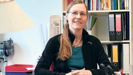 Eigene Wege finden. Daniela Berg ist freie Theologin und bietet unter anderem Zeremonien wie freie Trauungen an, Willkommensfeiern für Kinder, Trauerfeiern und Abschiede.