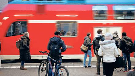 Voll am Zug. Besonders zur Hauptverkehrszeit kommen die Regionalexpresszüge schon voll in Potsdam an, wo sich dann noch weitere Pendler auf dem Weg nach Berlin in die Bahn quetschen. Mehr Züge wird es wohl erst ab 2022 geben.