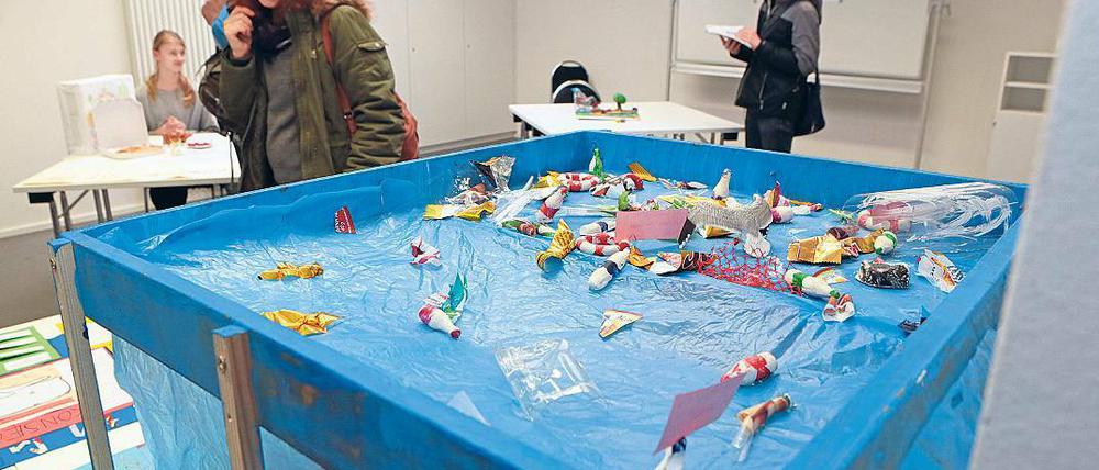 Plastikabfall. Die Schüler arbeiteten zum Thema Umweltverschmutzung.