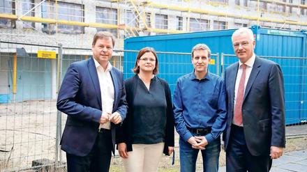 Geldsegen. Die ILB hat das Schulzentrum Am Stern gefördert. Die Bilanz der Förderbank stellten Landesfinanzminister Christian Görke (l.) und ILB-Vorstandschef Tillmann Stenger (r.) vor. Gastgeber waren Coubertin-Schulleiterin Anke Bahr und Simon Friedrich-Raabe, der stellvertretende Schulleiter der Montessori-Oberschule.