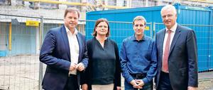 Geldsegen. Die ILB hat das Schulzentrum Am Stern gefördert. Die Bilanz der Förderbank stellten Landesfinanzminister Christian Görke (l.) und ILB-Vorstandschef Tillmann Stenger (r.) vor. Gastgeber waren Coubertin-Schulleiterin Anke Bahr und Simon Friedrich-Raabe, der stellvertretende Schulleiter der Montessori-Oberschule.