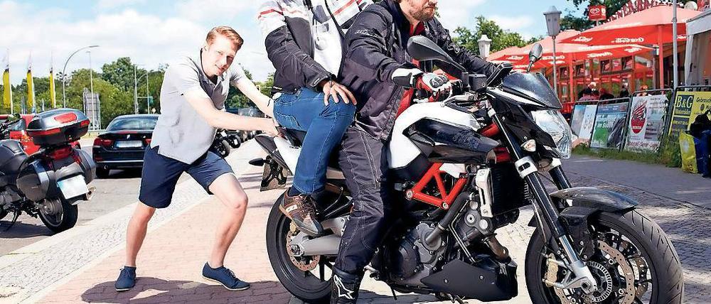 Auf die Plätze, fertig, los. Luca Osten ist bislang der einzige aus dem Calimoto-Team ohne Motorrad-Führerschein. Er muss schieben. Während der eigentliche Kopf hinter der neuartigen Navigations-App des Potsdamer Start-ups, Sebastian Dambeck, auf dem Sozius sitzt, gibt der kaufmännische Geschäftsführer Hans Allenfort den Kurs vor.