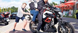 Auf die Plätze, fertig, los. Luca Osten ist bislang der einzige aus dem Calimoto-Team ohne Motorrad-Führerschein. Er muss schieben. Während der eigentliche Kopf hinter der neuartigen Navigations-App des Potsdamer Start-ups, Sebastian Dambeck, auf dem Sozius sitzt, gibt der kaufmännische Geschäftsführer Hans Allenfort den Kurs vor.