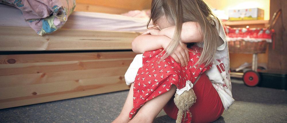 Stark gegen Gewalt. Kinder ändern nach Missbräuchen häufig ihr Verhalten, aufgeregte Mädchen werden etwa plötzlich schüchtern. Das STIBB bietet in Schulen, Kitas und Horten Veranstaltungen an, bei denen Kinder lernen, ihre Grenzen wahrzunehmen und sich gegen Übergriffe zu wehren.