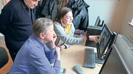 Gelehrig. Helmholtz-Schüler geben Senioren einen Computerkurs.