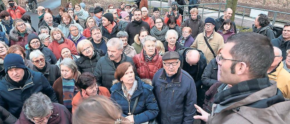 Redebedarf. Anwohner und Stadtpolitiker kamen am Freitag zum Rundgang über den künftigen Schulcampus am Bahnhof Rehbrücke. Viele lehnten die Pläne ab.