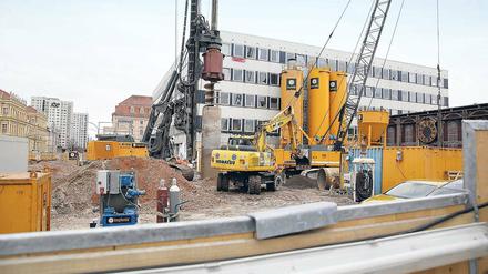 Baustelle – in vielerlei Hinsicht. An der Breiten Straße hat der umstrittene Wiederaufbau des Turms der Garnisonkirche begonnen. Nebenan steht das Rechenzentrum als Haus für die Kreativwirtschaft, für das gerade ein schlüsselfertiger Ersatzbau geplant wird. Doch noch sind viele Fragen ungeklärt, was Raum für Irritationen gibt.