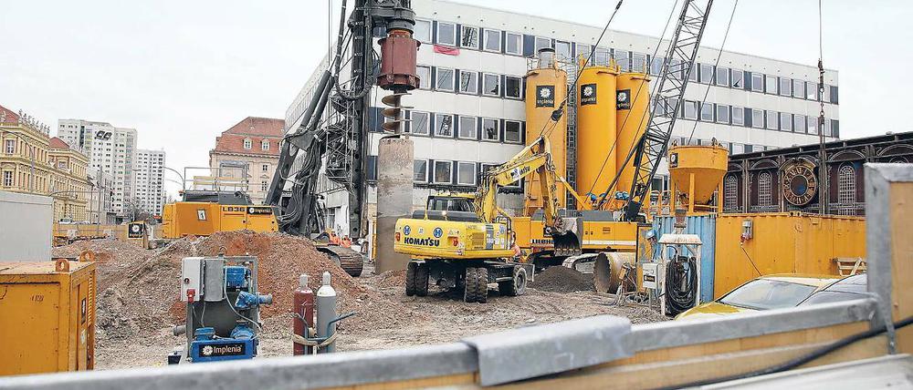 Baustelle – in vielerlei Hinsicht. An der Breiten Straße hat der umstrittene Wiederaufbau des Turms der Garnisonkirche begonnen. Nebenan steht das Rechenzentrum als Haus für die Kreativwirtschaft, für das gerade ein schlüsselfertiger Ersatzbau geplant wird. Doch noch sind viele Fragen ungeklärt, was Raum für Irritationen gibt.