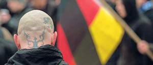 Der Verfassung den Rücken zugekehrt. Rechtsextremisten und Hooligan-Szene sind eng verwoben und bringen ihre Botschaften inzwischen auch über Hip-Hop und Rap via Internet in Umlauf. Den Brandenburger Verfassungsschutz scheint das bislang wenig zu beunruhigen.