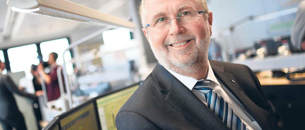 Die Technik im Griff. Knut Deimer ist Leiter der Informations- und Kommunikationstechnik der Flughafen Berlin-Brandenburg GmbH. In der neuen Leitstelle werden nun zentral alle technischen Prozesse für die Berliner Flughäfen gesteuert.