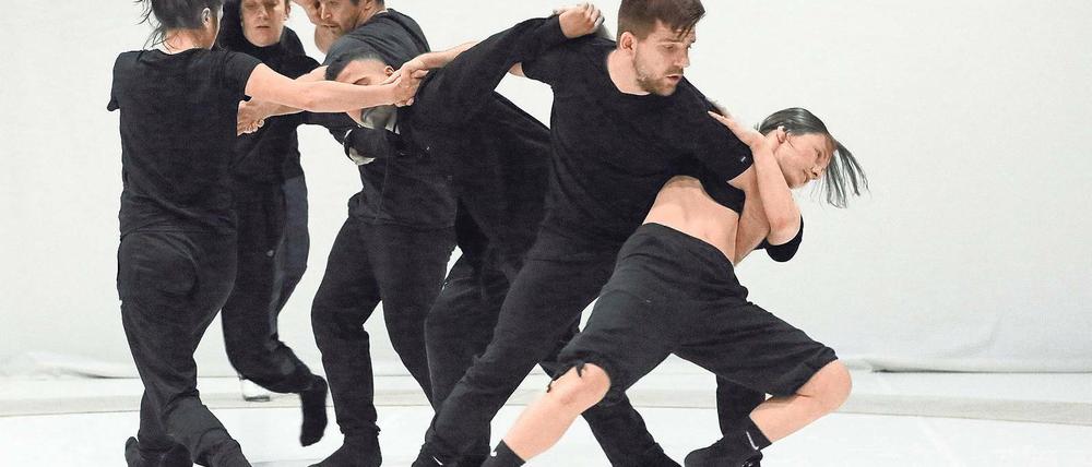 Elektrisierend. Die kanadische Kompanie Radical System Art gastierte am Freitagabend mit ihrem Stück „Telemetry“ erstmals in Potsdam – und erntete nicht enden wollenden Beifall. Nach einem Zwischenstopp in Aachen ist dies erst der zweite Auftritt der Newcomer aus Vancover in Europa.