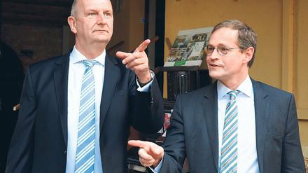 Deut in zwei Richtungen. Brandenburgs Ministerpräsident Dietmar Woidke (SPD, l.) und der Regierende Bürgermeister von Berlin, Michael Müller (SPD), am Dienstag in Neuhardenberg.