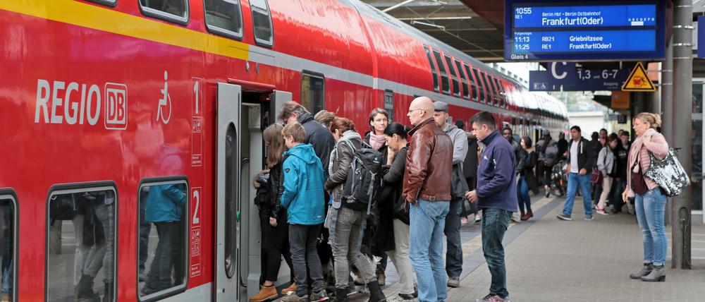Pendlerzüge in Brandenburg und Berlin sollen demnächst durch neue Angebote entlastet werden.