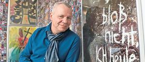 Vor seinem Plakat. Der Grafiker Detlef Helmbold hat die Ausstellung kuratiert.