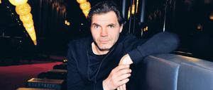 Umwege, Ausflüge und eine Prägung. Max Hopp sagt, vor allem die Jahre mit Frank Castorf an der Berliner Volksbühne machen ihn aus.