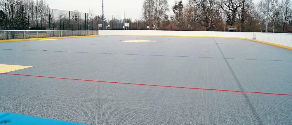 Mit Weitblick gebaut. Bei der Errichtung der Rollsportanlage im Schlaatz wurde darauf geachtet, dass die Bande und der Bodenbelag dort auch Eissport ermöglichen.