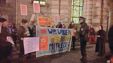 Unermüdlich. Gegner des FH-Abrisses am Mittwoch vor der Stadthaus.