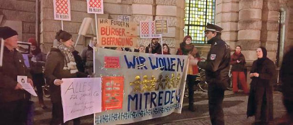 Unermüdlich. Gegner des FH-Abrisses am Mittwoch vor der Stadthaus.