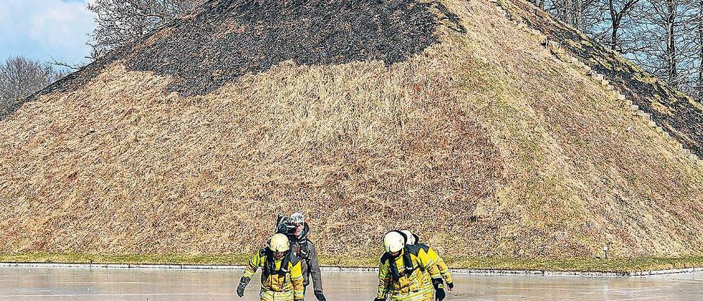 Schwierige Löschung. Mit einem Schlauchboot rückte die Wehr an.