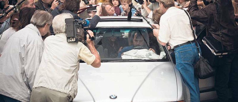 Journalismus, der Grenzen überschreitet. Fotografen und Fernsehteams umringen die Gladbeck-Entführer in der Kölner Innenstadt.
