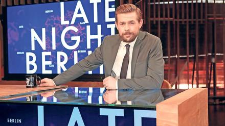 Probesitzen. Der Moderator Klaas Heufer-Umlauf hat am Freitag wie er sagt sein neues Wohnzimmer getestet. In den frühen Abendstunden am kommenden Montag wird die erste Sendung in Babelsberg aufgezeichnet, die dann um 23 Uhr auf ProSieben – künftig einmal die Woche – zu sehen ist.