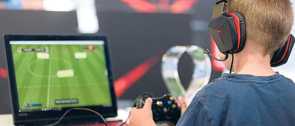 Keine Kontrolle. Videospiele sind bei Kindern und Jugendlichen beliebt. Eltern sind oft überfordert damit, zu überwachen, was der Nachwuchs auf dem Bildschirm hat.
