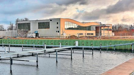 Die Unvollendete. Seit Ende 2014 wird an der Blütentherme nicht mehr gearbeitet. In den nächsten Wochen müssen die Stadtverordneten die Angebote bewerten, die von privaten Interessenten zu Vollendung und Betrieb der Therme abgegeben wurden.