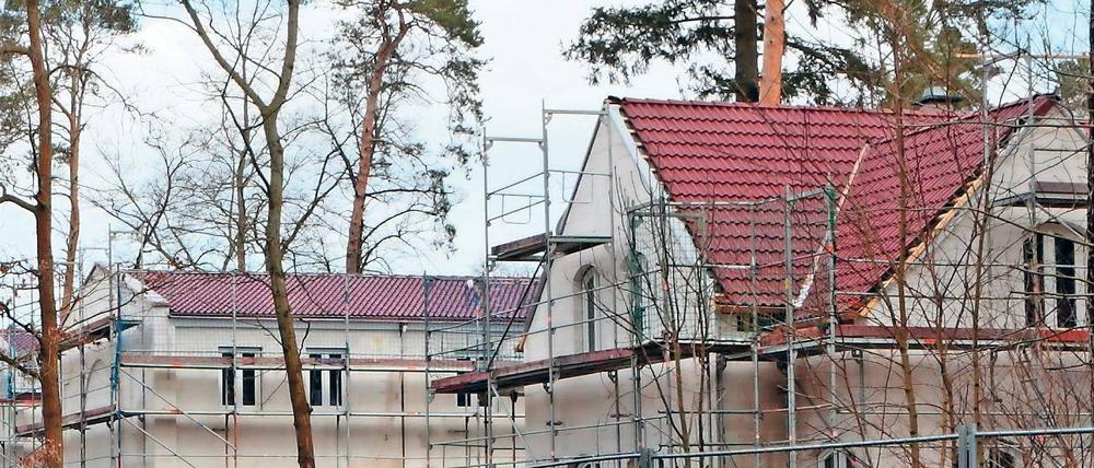 Im Trend. Jahrelang stagnierten die Grundstückspreise in Beelitz. Jetzt macht sich der Druck aus Potsdam und Berlin bemerkbar. In den Heilstätten entstehen immer mehr Häuser. Die Bodenpreise liegen zwischen 25 und 100 Euro pro Quadratmeter.