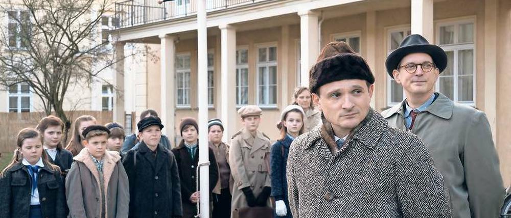 Schulstunde. Der Potsdamer Isaiah Michalski spielt einen der Schüler im Drama „Das schweigende Klassenzimmer“ von Regisseur Lars Kraume – die Brille trägt er auch privat (rechts unten). In dem Film, der aktuell in den Kinos läuft, ist auch der Kleinmachnower Florian Lukas (rechts oben) als Schuldirektor zu sehen.