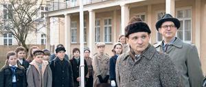 Schulstunde. Der Potsdamer Isaiah Michalski spielt einen der Schüler im Drama „Das schweigende Klassenzimmer“ von Regisseur Lars Kraume – die Brille trägt er auch privat (rechts unten). In dem Film, der aktuell in den Kinos läuft, ist auch der Kleinmachnower Florian Lukas (rechts oben) als Schuldirektor zu sehen.