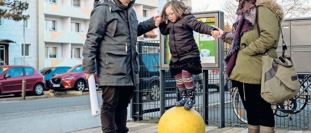 Nicht verrückt machen lassen. Mareike und Dennis Blume mit ihrer Tochter Nora, die das Down-Syndrom hat, vor dem Eltern-Kind-Treff in Oranienburg. Die Eltern wussten vor der Geburt nichts von der Krankheit ihres Kindes.