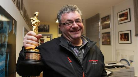  Gerd Nefzer mit seinem Oscar.