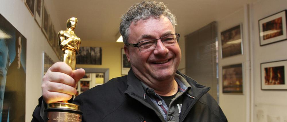  Gerd Nefzer mit seinem Oscar.