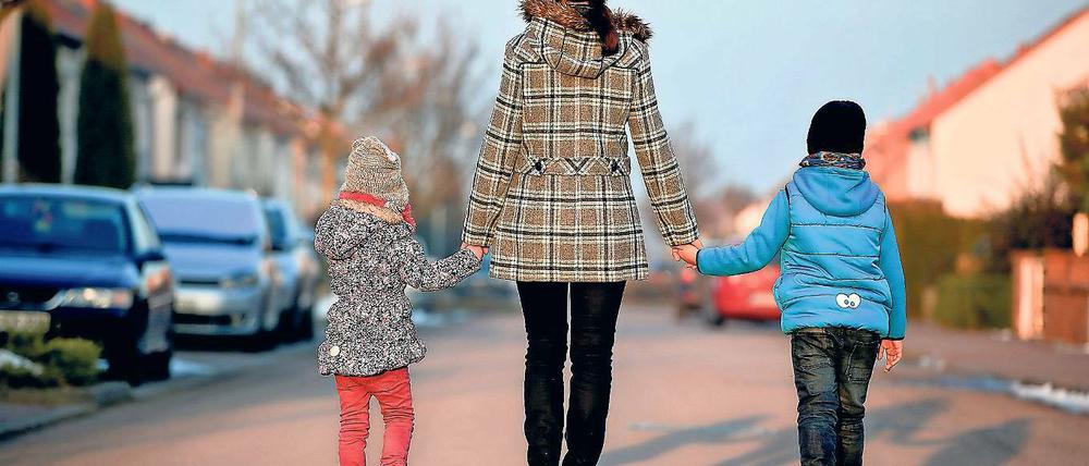 Alle Hände voll zu tun. Für viele Alleinerziehende ist die Bewältigung des Alltags ein täglicher Kampf. Aber das Familienmodell ist gleichzeitig Alltag: In Brandenburg leben immer mehr Kinder mit nur einem Elternteil zusammen.
