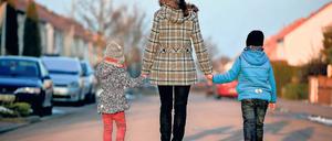 Alle Hände voll zu tun. Für viele Alleinerziehende ist die Bewältigung des Alltags ein täglicher Kampf. Aber das Familienmodell ist gleichzeitig Alltag: In Brandenburg leben immer mehr Kinder mit nur einem Elternteil zusammen.