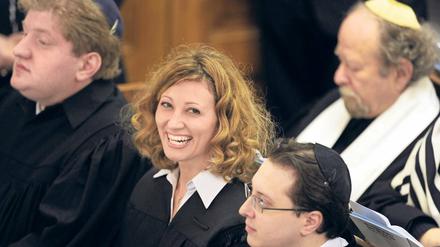 Rabbis aus Potsdam. Alina Treiger (M.) wurde 2010 als erste Frau in Deutschland nach dem Nationalsozialismus zur Rabbinerin. Sie wirbt für ein in die Zukunft gewandtes Judenbild. Die Juden sollten sich durch „positive Erfahrungen“ identifizieren und nicht nur an negative Erfahrungen anknüpfen.
