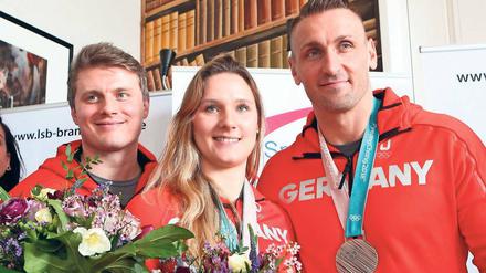 Sie stehen für Erfolg. Potsdams Bob-Olympioniken Lisa Buckwitz, Kevin Kuske (r.) und Christian Poser machen Brandenburg zur Freude von Ministerpräsident Dietmar Woidke zu einem erfolgreichen Wintersportland.