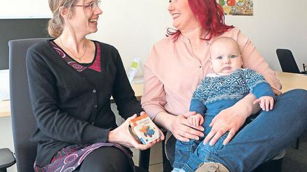 Vertrauensverhältnis. Caroline Diskowski (l.) ist Sozialpädagogin und versucht, bei ihren Hausbesuchen Mütter und Väter mit Informationen und Beratung zu unterstützen. So kam sie auch mit Marleen Köhn (r.) und ihrem Sohn Piet Martinus in Kontakt.