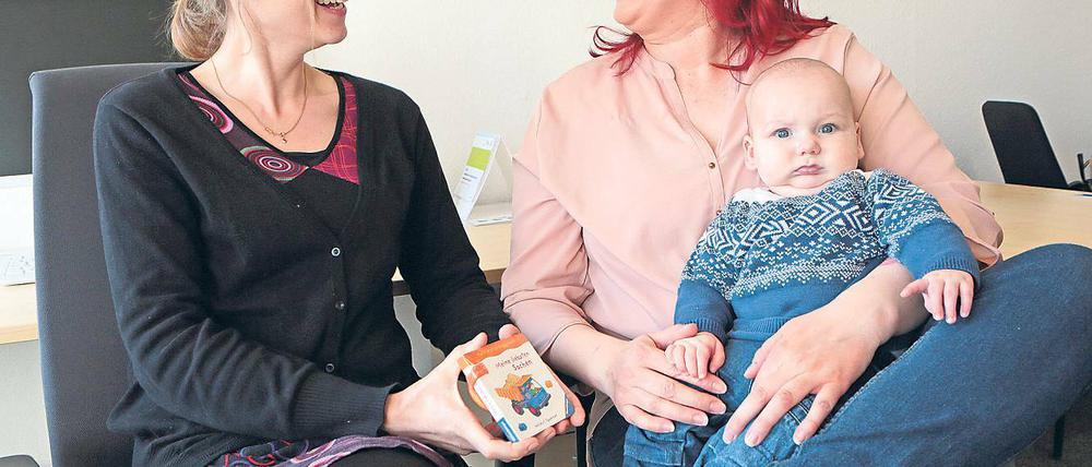 Vertrauensverhältnis. Caroline Diskowski (l.) ist Sozialpädagogin und versucht, bei ihren Hausbesuchen Mütter und Väter mit Informationen und Beratung zu unterstützen. So kam sie auch mit Marleen Köhn (r.) und ihrem Sohn Piet Martinus in Kontakt.