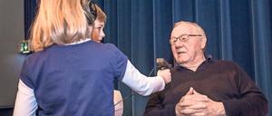 Mit Maus und Elefant. Armin Maiwald hat mit der „Sendung mit der Maus“ schon Generationen die Welt erklärt und hat es auch am Samstag im Filmmuseum Potsdam wieder getan. Bis die Zuschauerfragen in der Sendung beantwortet werden, kann es allerdings länger dauern – manchmal sogar drei Jahre.