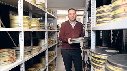 Wie ein Detektiv. Archivar Nicky Rittmeyer im Magazin des Film- und Medienkunstarchivs der Akademie der Künste.