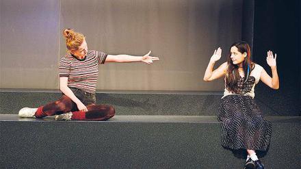 Freundinnen. Nadia (Juliane Götze) und Anna (Marie Fischer).