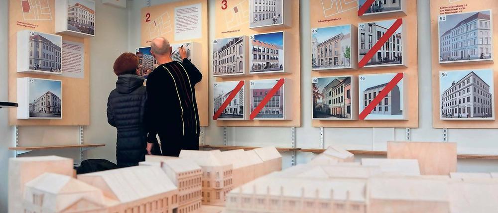 Auswahl. In der roten Infobox auf dem Alten Markt werden am heutigen Samstag von 11 bis 17 Uhr die überarbeiteten Entwürfe für das Wohn- und Geschäftskarree gezeigt. Mitte März entscheidet eine Jury über die Vergabe der Grundstücke.