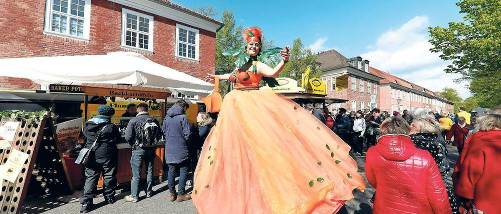 Trubel in der Mittelstraße. Mit Tulpen und niederländischer Kunst und Kultur soll das Tulpenfest nun doch gefeiert werden – am 21. und 22. April und wie früher direkt im Viertel in der Mittel- und Benkertstraße.