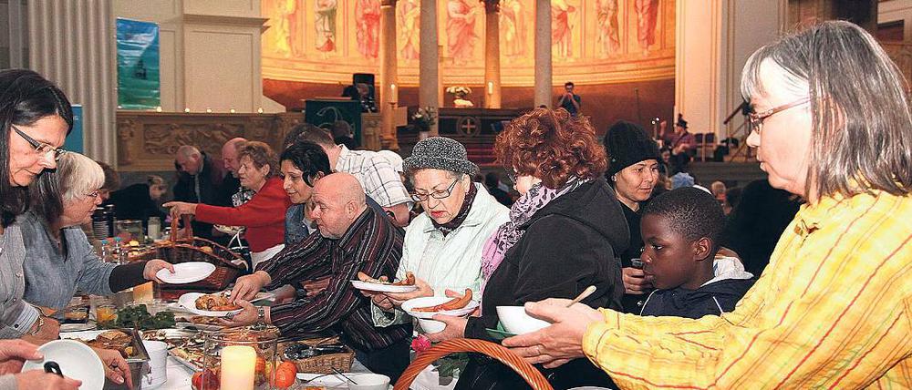 Begegnungen. Zum letzten „Gedeckten Tisch“ 2015 kamen Tausende.